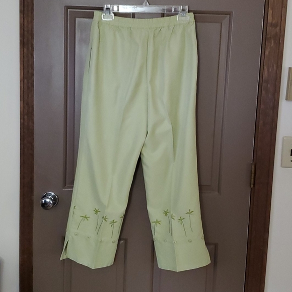 LINE TWO Capris - Picture 6 of 7